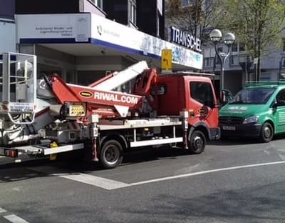 Bauarbeiten-an-einem-Gebaeude-mit-Krahn-und-Absperrung-durch-die-Polizei