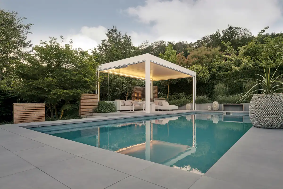 Moderner Poolbereich mit stilvoller Überdachung und Lounge-Möbeln