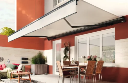 Terrasse mit weißer Kassettenmarkise