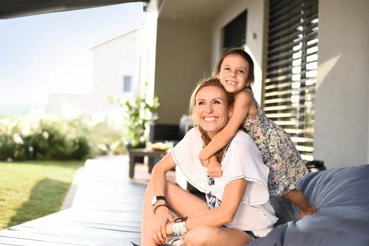 Familienzeit auf der Terrasse Mutter und Tochter genießen entspannte Momente auf der Terrasse