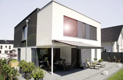 Modernes Einfamilienhaus mit Sonnenschutz und Terrasse