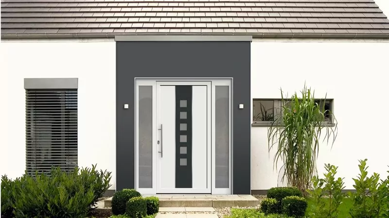 Weiße Haustüre mit schwarzem Element mittig