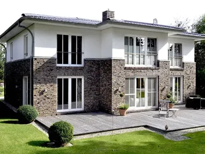 Haus mit weißen Kunststoff-Fenstern