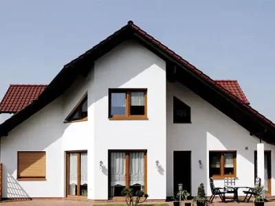 Weißes Haus mit braunen Kunststoff-Fenstern