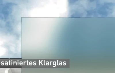 sarniertes-Klarglas-vor-einem-Himmelhintergrund