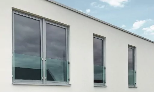 Ansicht-einer-weissen-Fensterwand-mit-Fensterbruestung-aus-Glas