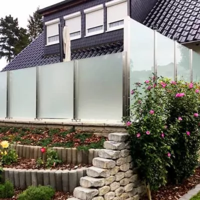 Hermetic-3 Wohnhaus-mit-Garten-der-rundum-geschuetzt-ist-dank-eines-Glas-Sichtschutzes