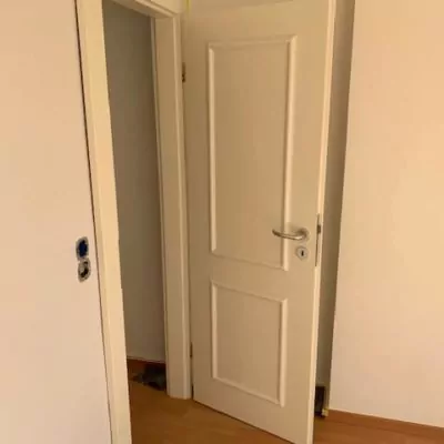 IMG_1094 weisse-Tuer-neu-montiert-im-Zimmer