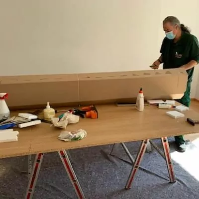 IMG_1096 Monteur-mit-gruener-Arbeitskleidung-bereitet-Montage-einer-Haustuer-vor