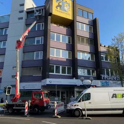 image5 Aussenansicht-eines-Gebaeudes-an-einer-Kreutzung-waehrend-Bauarbeiten-in-der-Hoehe