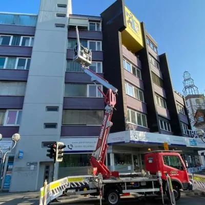 image9 Aussenansicht-eines-Gebaeudes-an-einer-Kreutzung-waehrend-Bauarbeiten